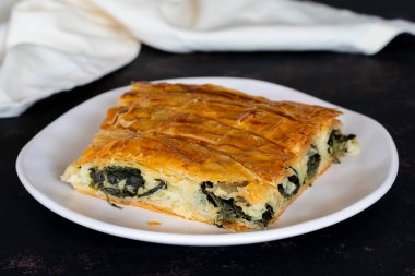 Koyu arkaplanda Türk Ispanaklı Turtası.