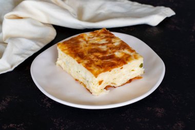 Koyu arkaplanda Türk peynirli turtası.