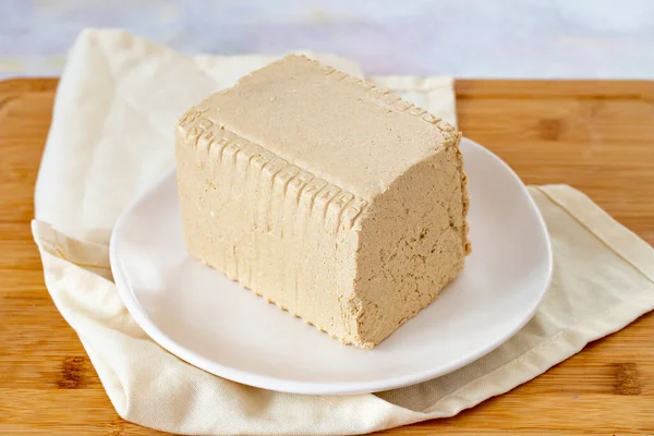 Halva Avec Tahini Sur Fond Bois Nom Local Tahinli Helva — Photo