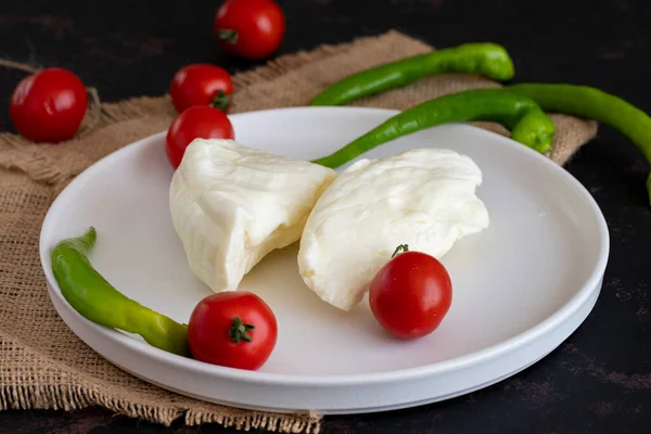 Koyu arkaplanda keçi peyniri.