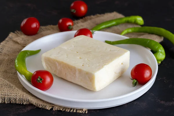 Formaggio Feta Morbido Sfondo Scuro — Foto Stock