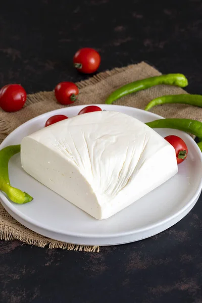 Koyu Arkaplanda Feta Peyniri — Stok fotoğraf