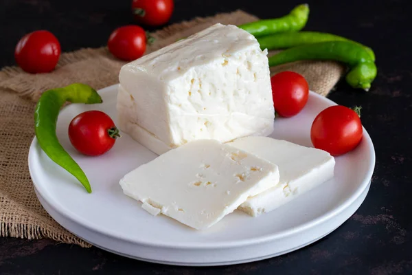 Pokrojony Ser Feta Ciemnym Tle — Zdjęcie stockowe