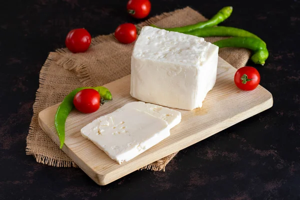 Queso Feta Rodajas Sobre Fondo Oscuro —  Fotos de Stock