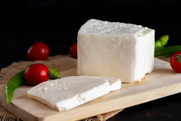 Koyu Arkaplanda Dilimlenmiş Peynir — Stok fotoğraf