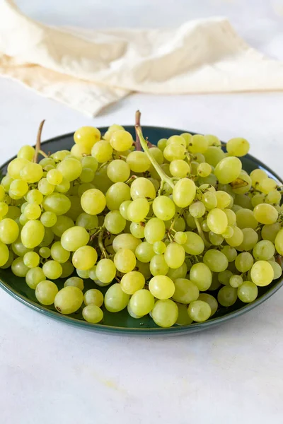 Ripe Fresh Green Grapes Green Ceramic Plate — Stock Photo, Image