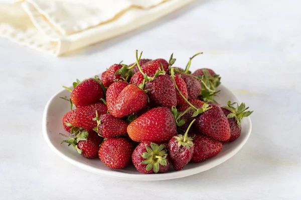 Reife Frische Erdbeeren Auf Einem Weißen Keramikteller — Stockfoto