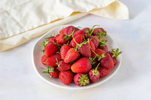 Reife Frische Erdbeeren Auf Einem Weißen Keramikteller — Stockfoto