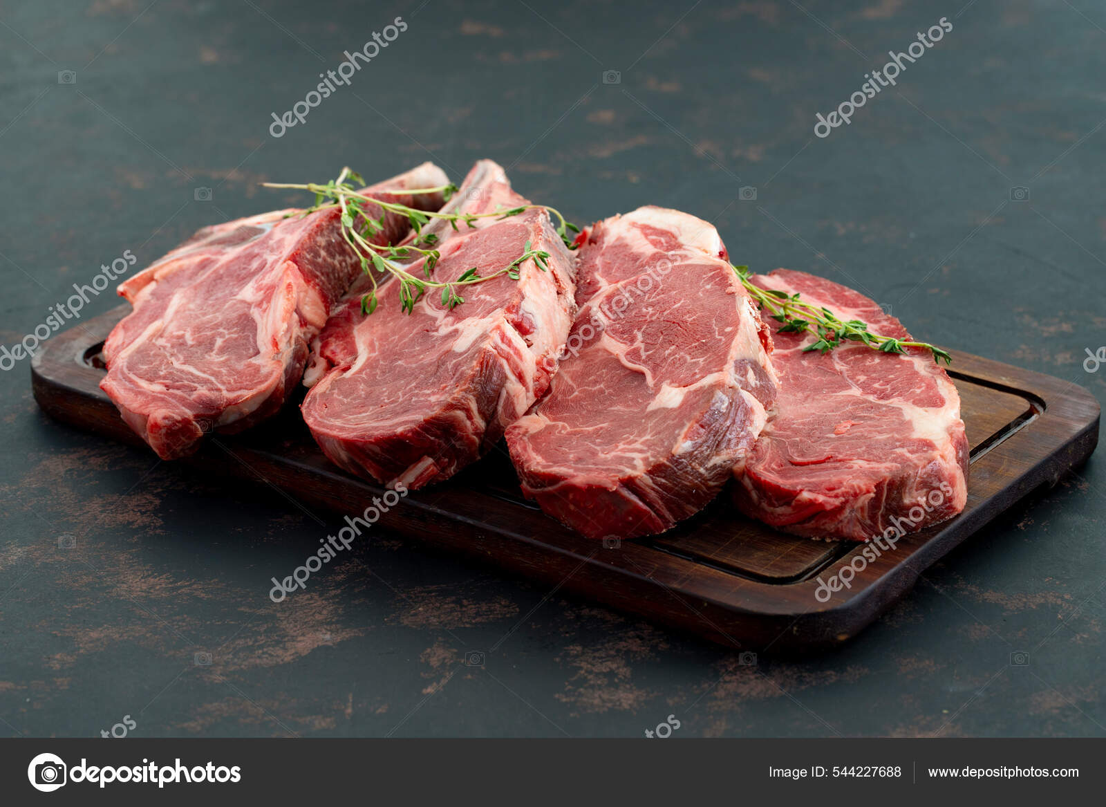 Ribeye Ternera Cruda Sobre Fondo Oscuro fotografía de stock