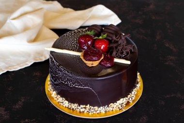 koyu arka plan üzerinde çikolatalı kek