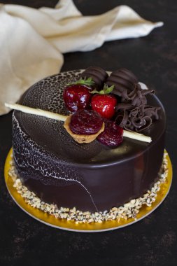 koyu arka plan üzerinde çikolatalı kek