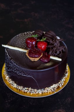 koyu arka plan üzerinde çikolatalı kek