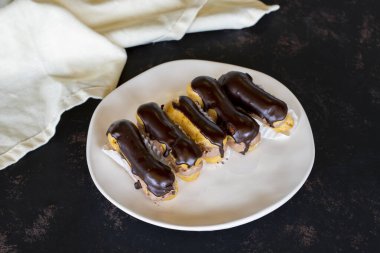 Koyu arkaplanda çikolatalı pasta.