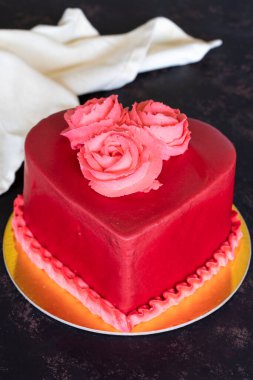 Koyu arkaplanda kırmızı pasta.