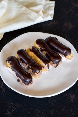 Koyu arkaplanda çikolatalı pasta.