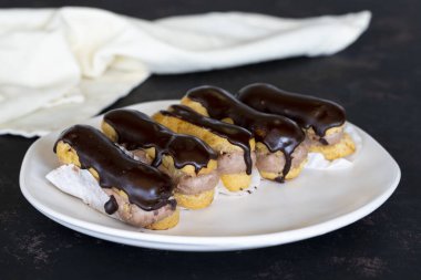 Koyu arkaplanda çikolatalı pasta.