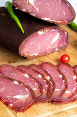 Siyah taş servis tabağında Türk pastırması. Tam ve dilimlenmiş pastırma. Pastırma ineğin pirzola ve sığır filetosundan yapılır. yerel adı Kayseri Pastirma