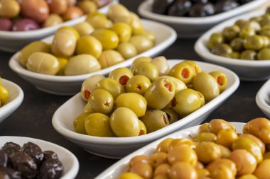 Tabakta bol bol zeytin çeşitleri var. Organik siyah zeytin, zeytin çeşitleri