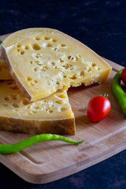 Gruyere peyniri. Yaşlı Kont ya da Gruyere de Comte. Geleneksel Türk gruyere peyniri