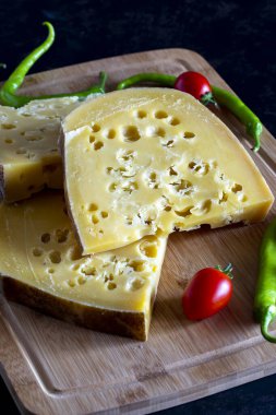 Gruyere peyniri. Yaşlı Kont ya da Gruyere de Comte. Geleneksel Türk gruyere peyniri