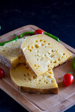 Gruyere peyniri. Yaşlı Kont ya da Gruyere de Comte. Geleneksel Türk gruyere peyniri