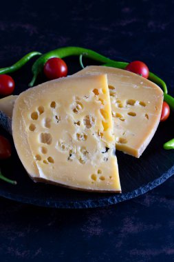 Gruyere peyniri. Yaşlı Kont ya da Gruyere de Comte. Geleneksel Türk gruyere peyniri