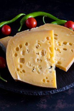 Gruyere peyniri. Yaşlı Kont ya da Gruyere de Comte. Geleneksel Türk gruyere peyniri