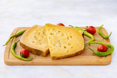Gruyere peyniri. Yaşlı Kont ya da Gruyere de Comte. Geleneksel Türk gruyere peyniri
