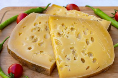 Gruyere peyniri. Yaşlı Kont ya da Gruyere de Comte. Geleneksel Türk gruyere peyniri