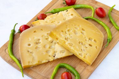 Gruyere peyniri. Yaşlı Kont ya da Gruyere de Comte. Geleneksel Türk gruyere peyniri