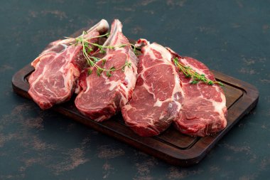 Koyu arkaplanda çiğ biftek.