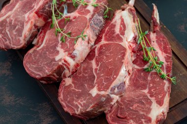 Koyu arkaplanda çiğ biftek.