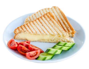 Beyaz arka planda izole edilmiş çedar peynirli tost. Kazarli tost