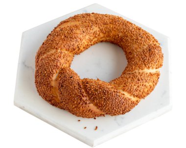 Simit beyaz arkaplanda izole edildi.