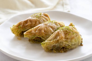 Türk Tatlısı Sobiyet Baklava. Beyaz arka planda Türk fıstıklı baklava. Yerel adı sobiyet baklava