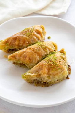 Türk Tatlısı Sobiyet Baklava. Beyaz arka planda Türk fıstıklı baklava. Yerel adı sobiyet baklava