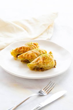 Türk Tatlısı Sobiyet Baklava. Beyaz arka planda Türk fıstıklı baklava. Yerel adı sobiyet baklava