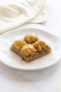 Cevizli Baklava. Beyaz arka planda Türk baklavası. Yerel adı cevizli baklava