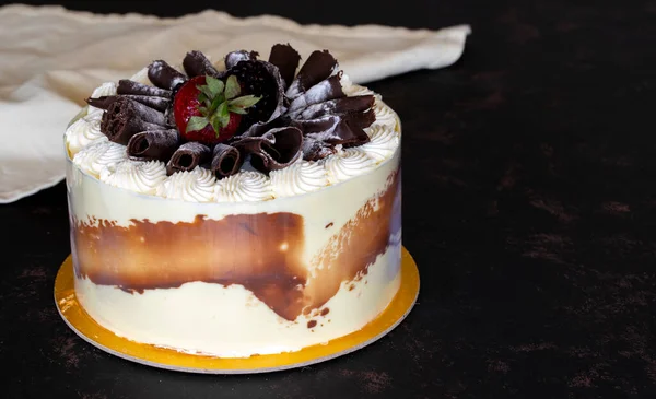 Pastel Con Crema Batida Sobre Fondo Oscuro — Foto de Stock