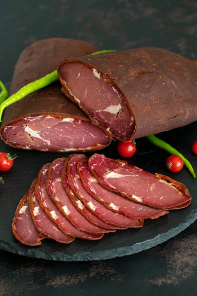 Turecké Pečivo Černém Kamenném Servírovacím Talíři Celý Nakrájený Plátky Pastrami — Stock fotografie