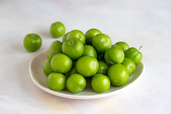 Groene Pruim Een Witte Achtergrond — Stockfoto