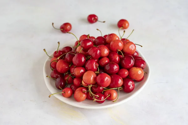 Cerises Mûres Sur Fond Blanc Cerise Sur Plaque — Photo