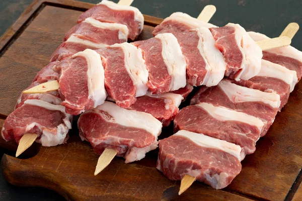 羊肉牛排 羊肉是指清洗羊腰部位的骨头 脂肪和神经后剩下的肉 — 图库照片