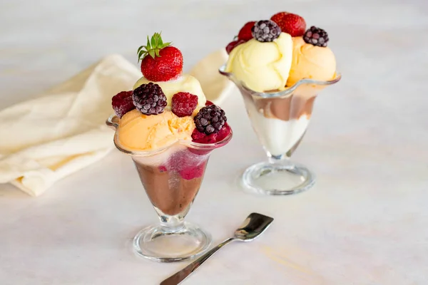 ガラスボウルにアイスクリーム 白い背景にアイスクリーム ミルク チョコレート チェリー メロン キャラメルアイスクリーム — ストック写真