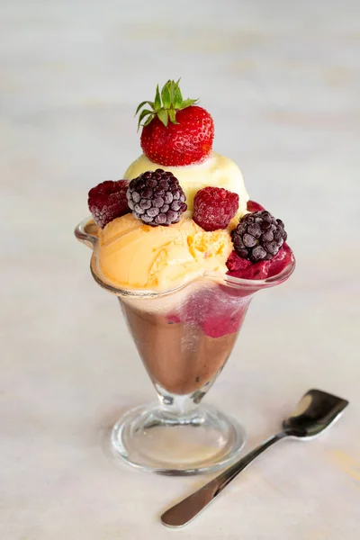 ガラスボウルにアイスクリーム ミルク チョコレート チェリー メロン キャラメルアイスクリーム — ストック写真