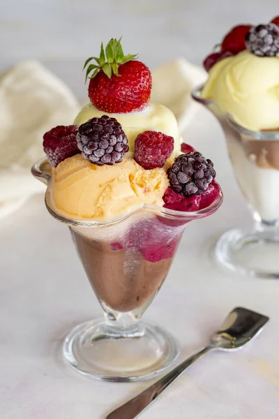 ガラスボウルにアイスクリーム 白い背景にアイスクリーム ミルク チョコレート チェリー メロン キャラメルアイスクリーム — ストック写真