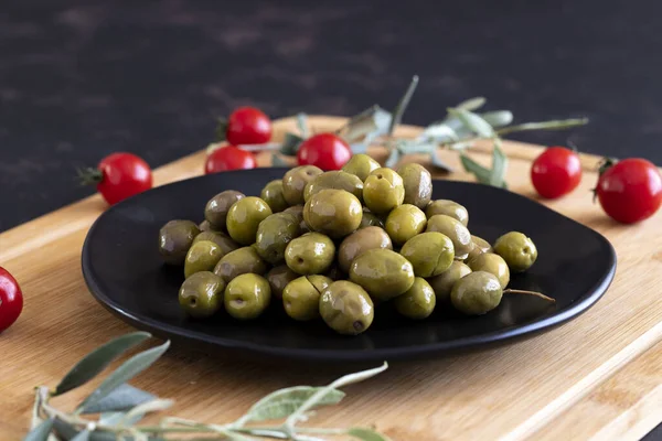 Olive Verdi Biologiche Olive Verdi Saporite Nel Piatto — Foto Stock
