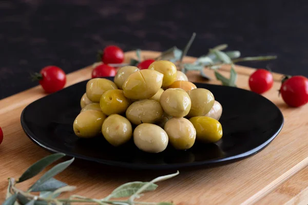 Grandi Olive Verdi Olive Verdi Saporite Nel Piatto — Foto Stock