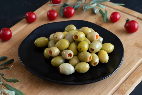 Grüne Oliven Gefüllt Mit Paprika Auf Dunklem Hintergrund Leckere Grüne — Stockfoto