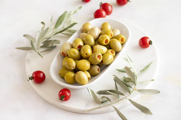Olive Verdi Farcite Con Peperoni Nel Piatto Sono Gustose Olive — Foto Stock